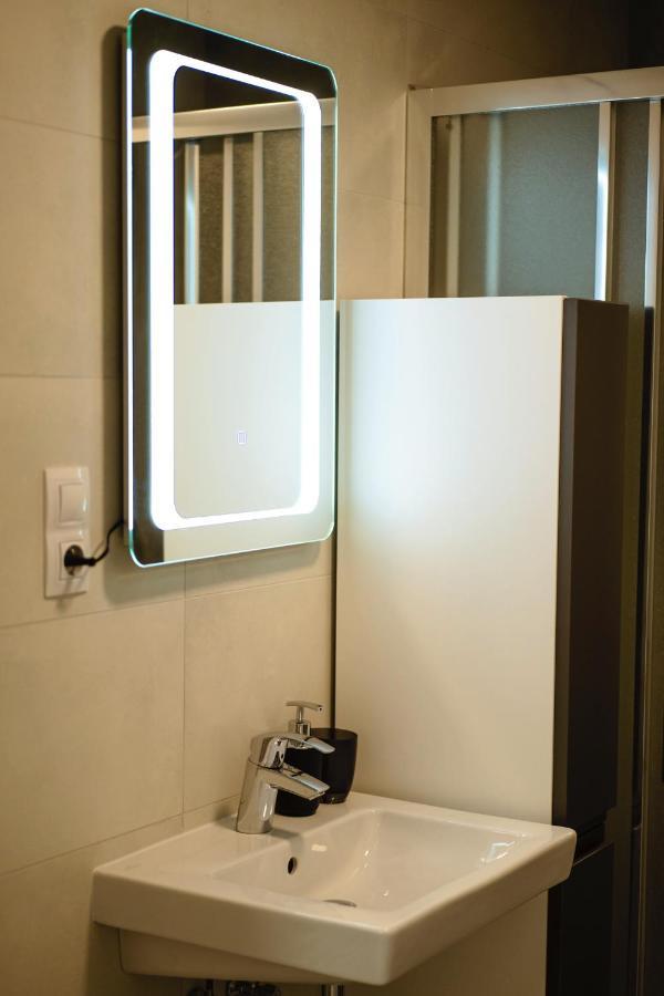 Tran Chien Apartment With Free Private Parking Praga Esterno foto